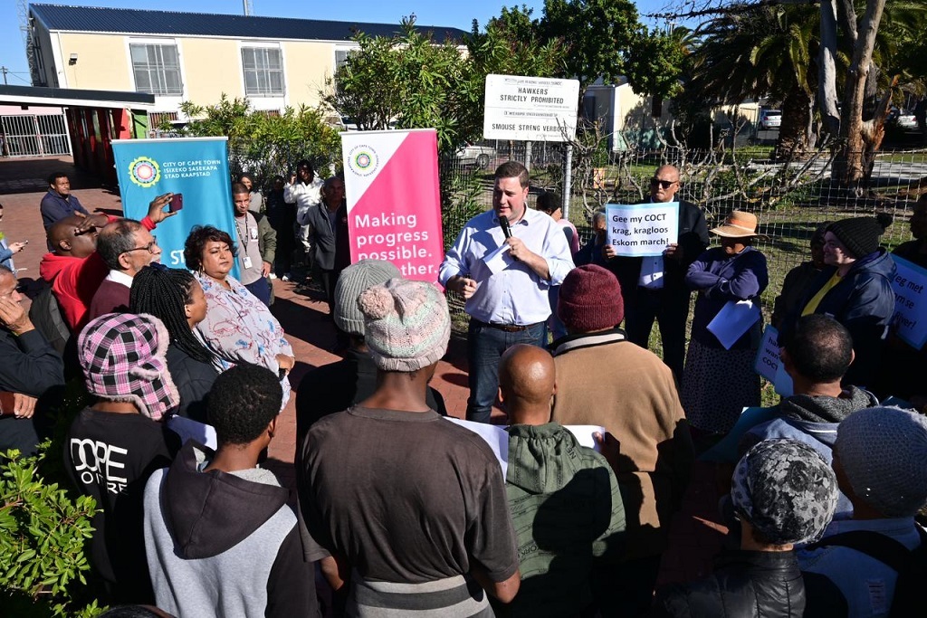 Cape Town Mayor Geordin Hill-Lewis addresses residents of Elsies River, whose power is supplied by Eskom. (Bruce Sutherland/ City of Cape Town).