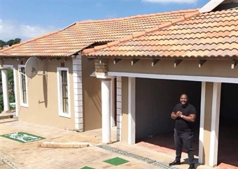 Comedian wipes parents' tears off with BIG houses!   