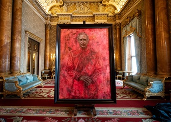 Rooi, soveel rooi! Die internet gons oor Koning Charles se eerste amptelike portret as koning 