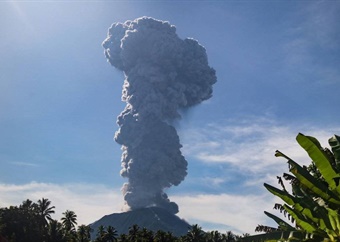 Indonesië verhoog waarskuwing tot hoogste vlak vir Ibu-vulkaan