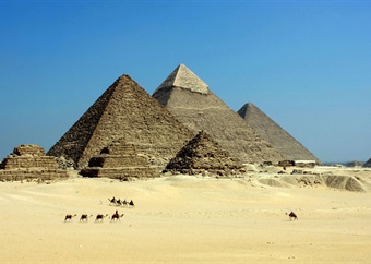 Egipte se piramides ‘langs lank verborge rivier gebou’