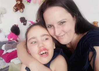 Meisie (10) wat as baba amper verdrink, veg moedig voort ondanks epilepsie: ‘Sy is ’n sonstraalkind’