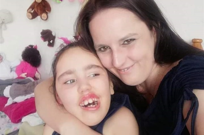 Meisie (10) wat as baba amper verdrink, veg moedig voort ondanks epilepsie: ‘Sy is ’n sonstraalkind’