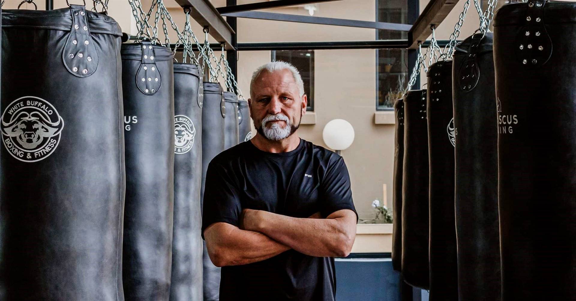 The former boxer Francois Botha had a close brush with death after being bitten by a spider. He is now recovering at home