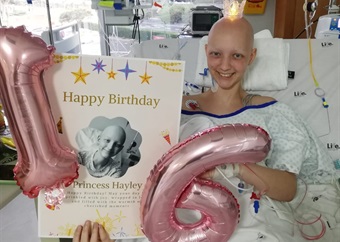 Tiener met kanker vier ‘Sweet Sixteen’ in hospitaalbed: ‘Sy gaan sterker en beter aan die ander kant uitkom’