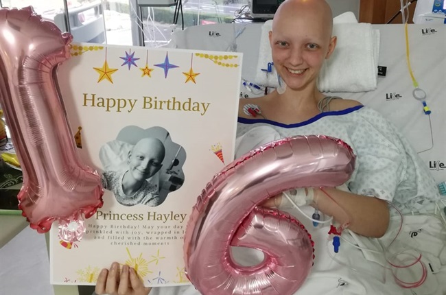 Tiener met kanker vier ‘Sweet Sixteen’ in hospitaalbed: Sy gaan sterker aan die ander kant uitkom