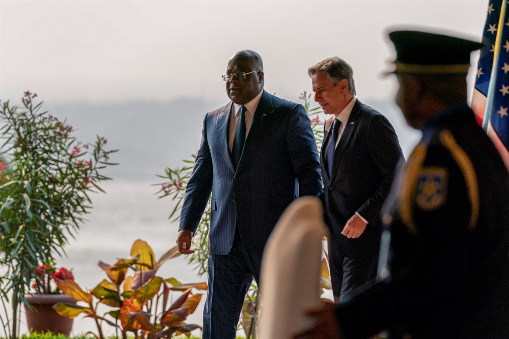 El secretario de Estado de Estados Unidos, Antony Blinken, camina junto al presidente de la República Democrática del Congo, Felix Tshisekedi, en la Cité de l'OUA en Kinshasa el 9 de agosto de 2022. (Andrew Harnik / POOL / AFP