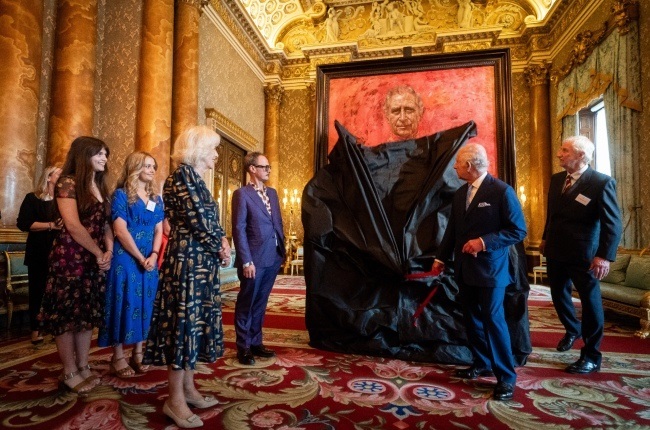 Not everyone’s a fan of Jonathan Yeo’s portrait of King Charles – but to his relief the queen approves! 
