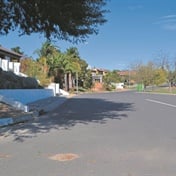 Gesin in hul huis in Berg-en-Dal, Wellington, deur vier rowers oorval