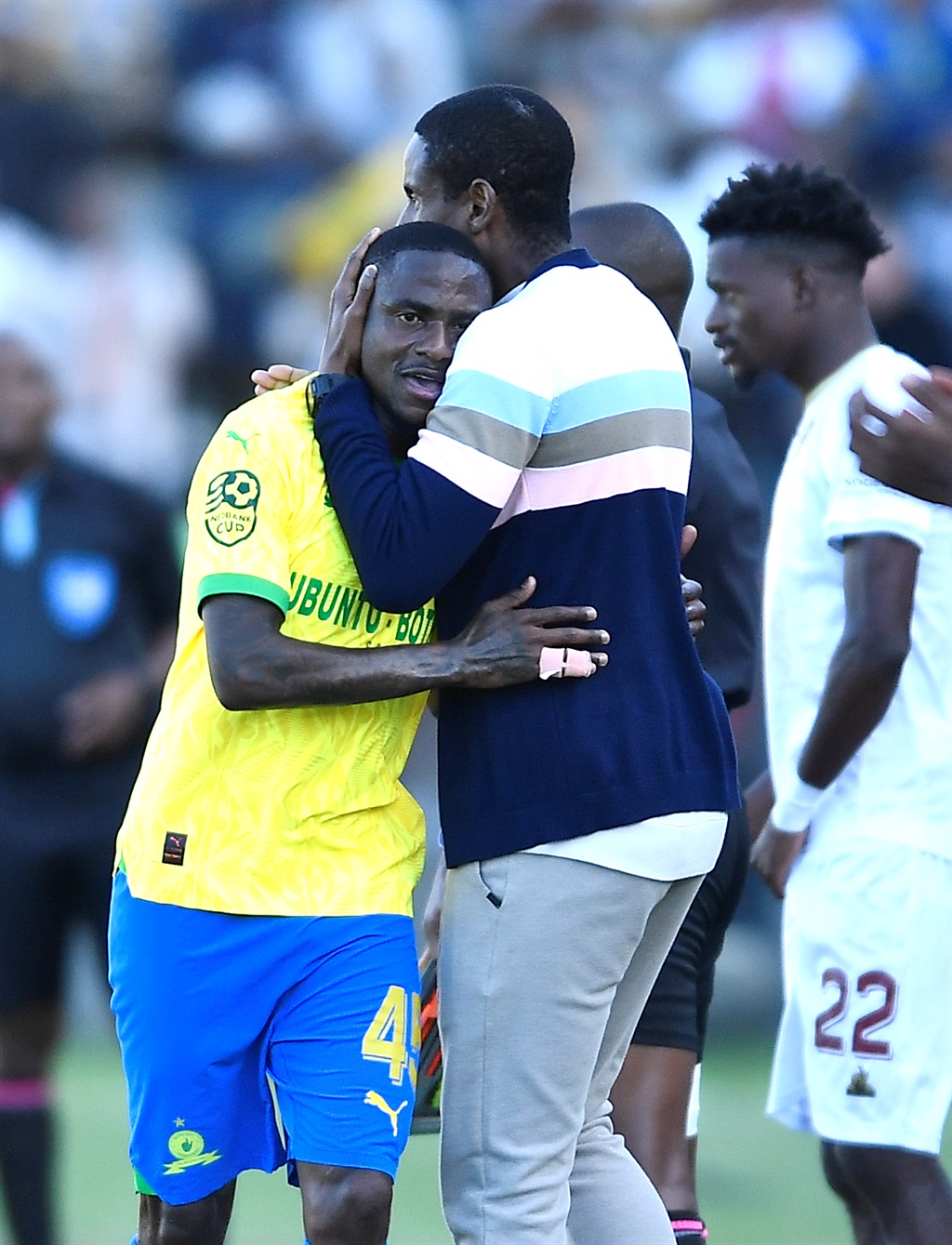 STELLENBOSCH, SOUTH AFRICA - MAY 05: Thembinkosi Lorch of Sundowns and Head Coach, Rhulani Mokwena of Sundowns during the Nedbank Cup semi final match between Stellenbosch FC and Mamelodi Sundowns at Danie Craven Stadium on May 05, 2024 in Stellenbosch, South Africa. (Photo by Ashley Vlotman/Gallo Images)