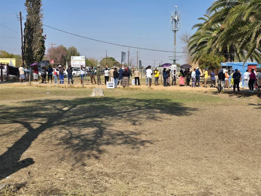 A long queue at a polling station at Signal Hill Primary School in Mahikeng. (Belinda Pheto/News24)