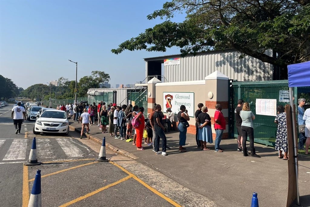 Voters gathered at a voting stations at the Glenwood Preparatory School, Durban. (Sakhiseni Nxumalo)