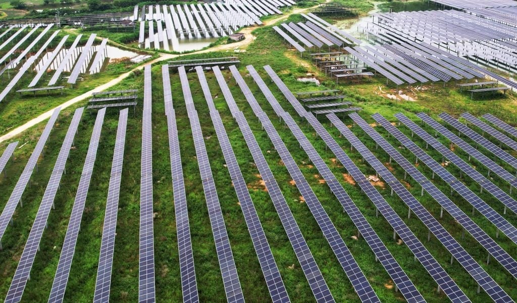 The management of waste in the form of solar panels and wind turbines has become a major issue for proponents of these new energy sources. (Costfoto/NurPhoto)