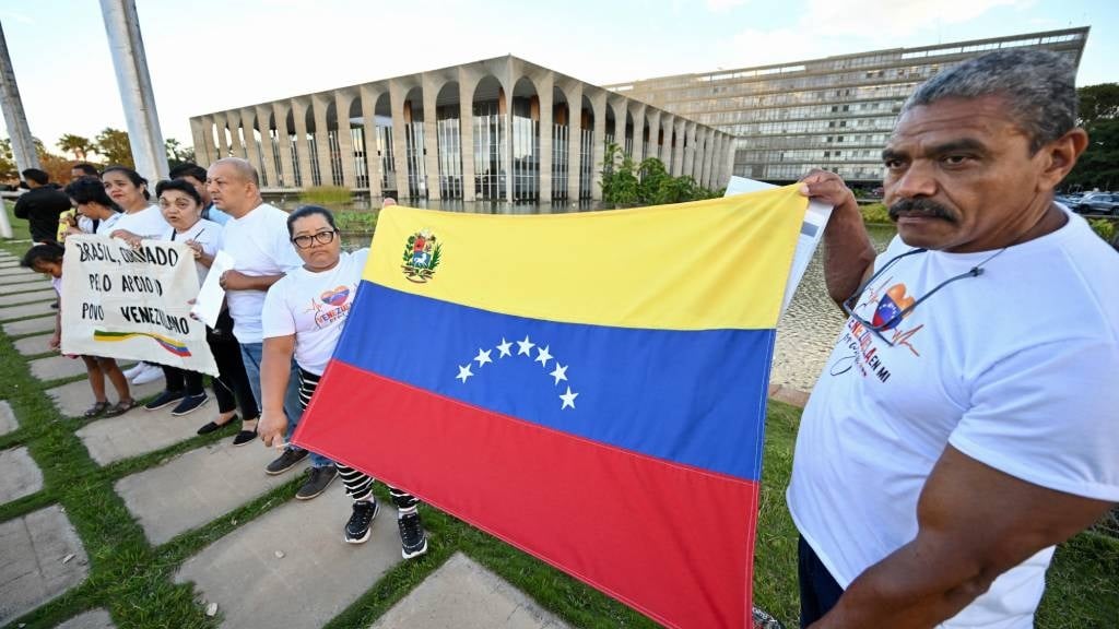 Venezuelan citizens protest the result announced for the Venezuelan presidential election outside the Ministry of Foreign Affairs in Brasilia. (Evaristo Sa/AFP)