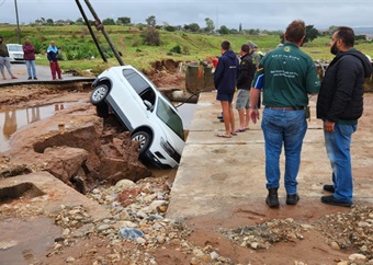 Eastern Cape floods: 'It was scary' - motorist on collapsed road as heavy rain claims 6 lives