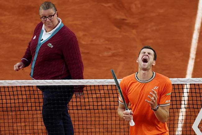 WATCH Wild scenes as Hubert Hurkacz requests umpire switch in French Open loss