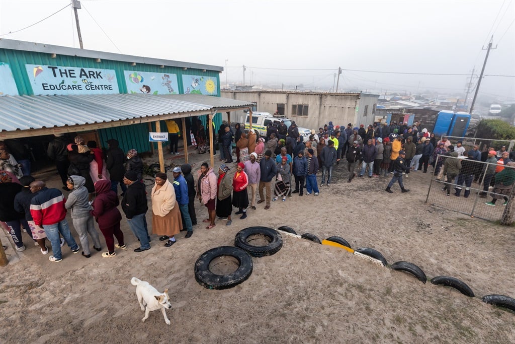 Voters in Khayelitsha, Cape Town, queue to vote despite the windy weather. (Ashraf Hendricks/GroundUp)