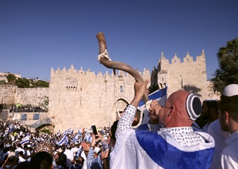 'Jerusalem is ours': Thousands of Israel nationalists march on flashpoint Jerusalem Day