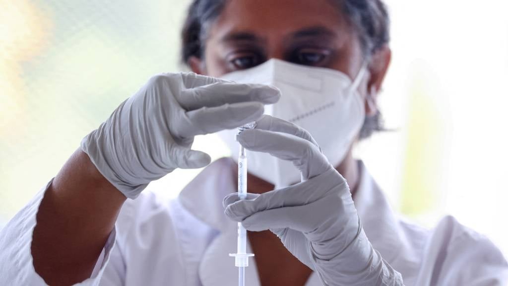 A pharmacist demonstrates the preparation of a dose of the monkeypox vaccine at a pop-up vaccination clinic. (Mario Tama/ Getty Images via AFP)