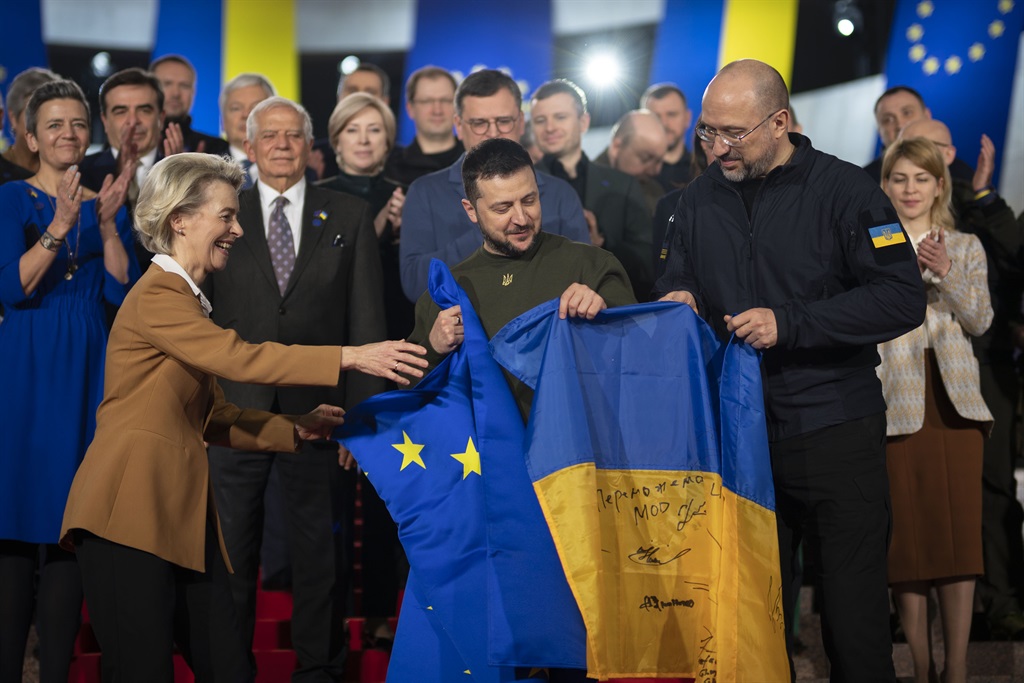 Ukrainian President Volodymyr Zelenskyy (C) and European Commission President Ursula von der Leyen (L) pose for a photo with Ukrainian and European Union flags after a meeting in Kyiv in February 2023. (Ukrainian Presidency via Getty Images)