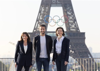 Paris adorns Eiffel Tower with Olympic rings