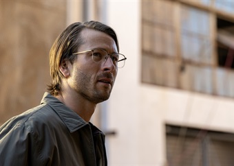 REVIEW | Hit Man doesn't exactly hit the mark but Glen Powell turns in a stellar performance