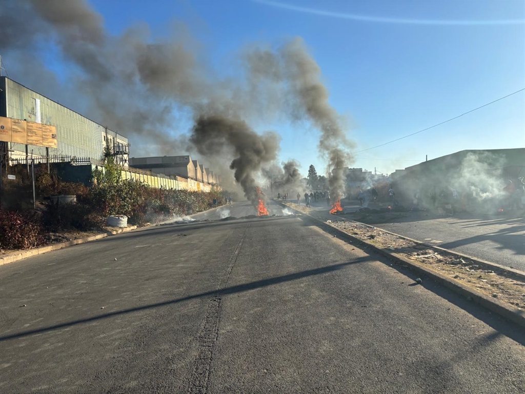 London Road in Alexandra was blocked off by burning tyres on Tuesday. (Sikonathi Mantshantsha/News24)