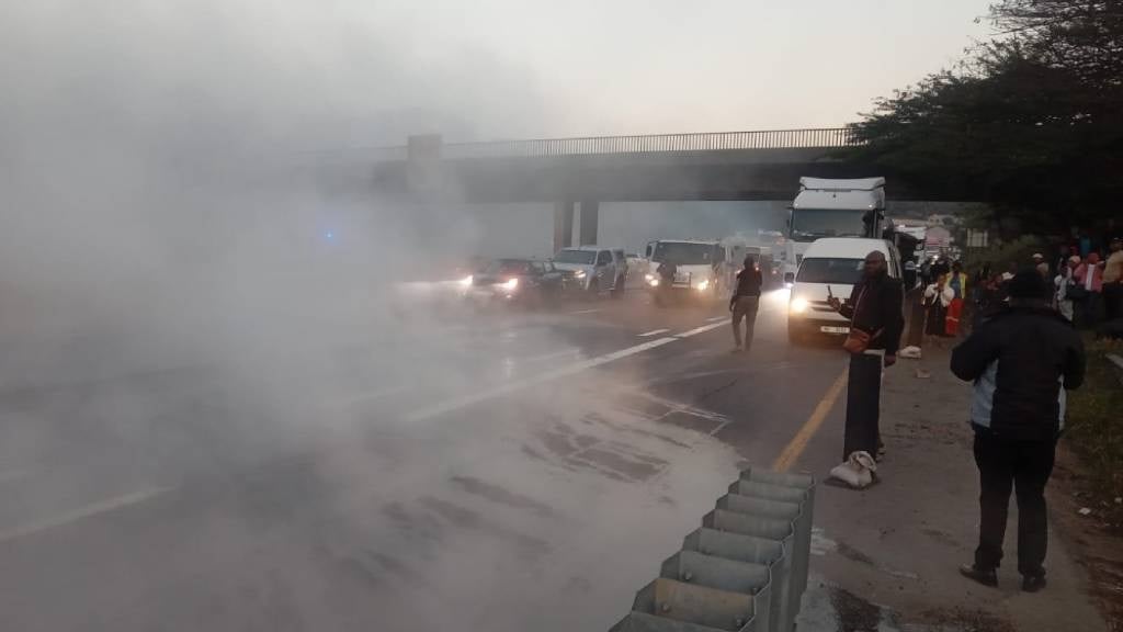 The N3 highway in Durban has been closed because of a chemical spill. (@TrafficSA/X)