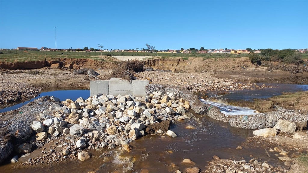 News24 | 'Bridge from hell' collapse in Eastern Cape floods forces pupils to trek 6km to school