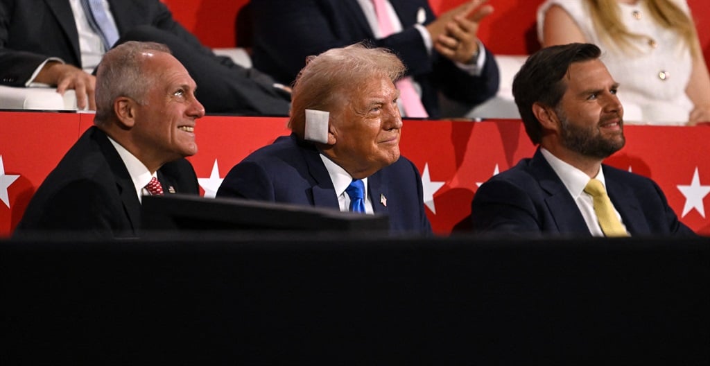 News24 | Trump smiles, applauds as former rivals Haley, DeSantis endorse him at Republican convention