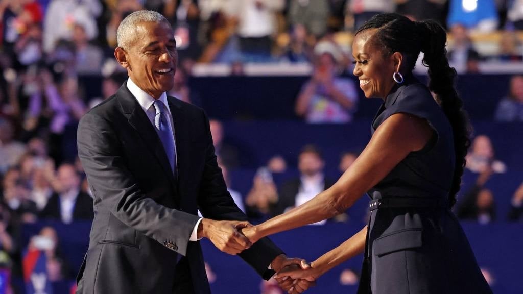 Former US president Barack Obama (L) and former US