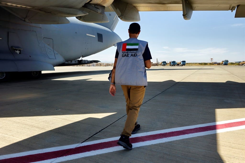 Un trabajador que coordina la descarga de suministros de ayuda desde un avión emiratí en el aeropuerto de Port Sudan en mayo de 2023. Los Emiratos Árabes Unidos han sido un importante donante de ayuda durante la guerra civil de Sudán.  (Mohamad Ali Harissi / AFP)