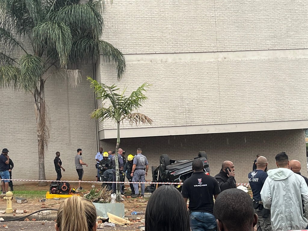 News24 | WATCH | Motorist smashes through wall of Durban parking lot, plunges to death from 4th floor