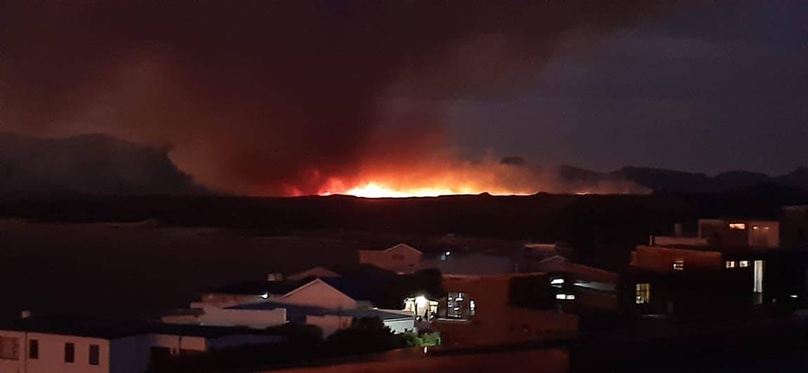 Die vlamme van die brand kan Vrydagaand helder gesien word. Foto: Facebook/Overstrand Municipality