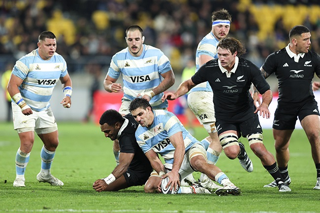 Argentina's Pablo Matera and New Zealand's Sevu Reece compete for the ball during the Rugby Championship encounter in Wellington on 10 August 2024. (Hagen Hopkins/Getty Images)