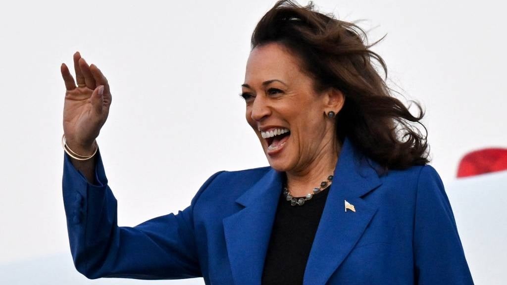 US Vice President and Democratic presidential candidate Kamala Harris waves as she steps off Air Force Two upon arrival at Chicago O'Hare International Airport in Chicago, Illinois, after a day of campaigning by bus in Pennsylvania. (Robyn Beck/AFP)