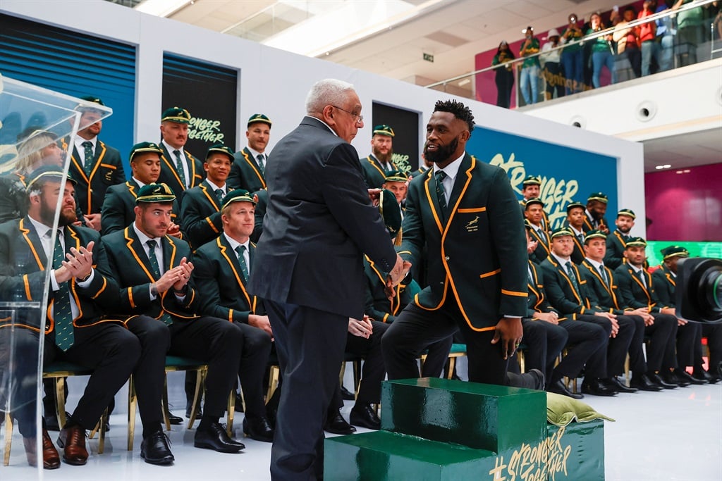 South Africa's flanker Siya Kolisi (C-R) greets Mark Alexander (C-L), South African Rugby Union (SARU) president, during the South Africa Rugby World Cup squad announcement in Johannesburg on 8 August 2023. (PHILL MAGAKOE / AFP)
