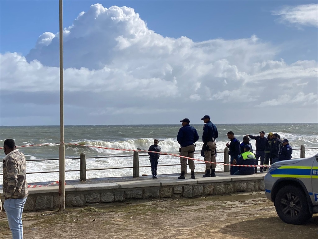 Crowds gathered at the promenade in Cape Town after a man's body washed up on the rocks (William Brederode/News24)