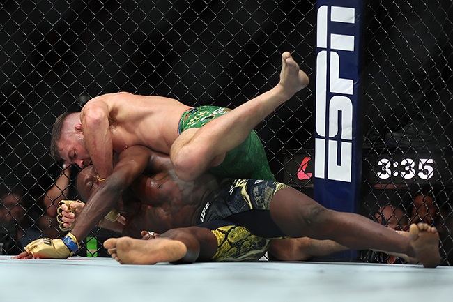 Dricus du Plessis gets a chokehold on Israel Adesanya during their UFC 305 fight at RAC Arena in Perth on 18 August 2024. (Paul Kane/Getty Images)