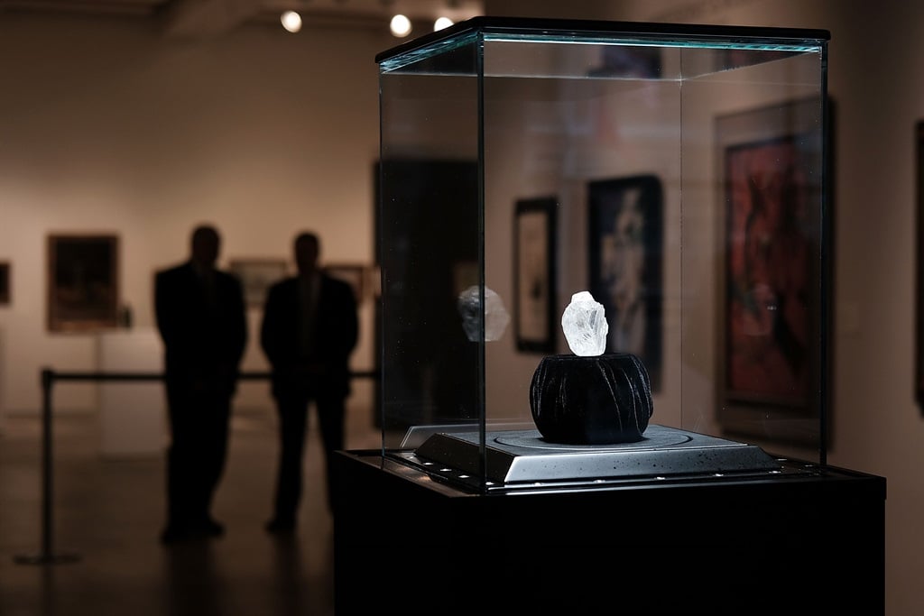 Guards stand next to the 1109-carat rough Lesedi L