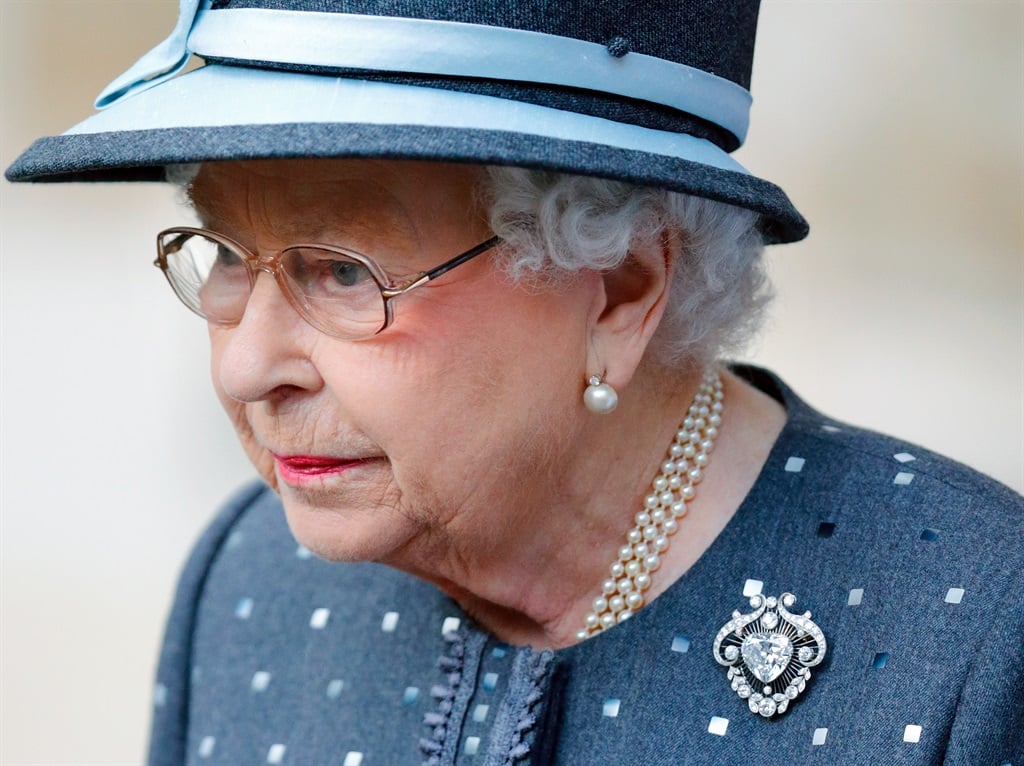 Queen Elizabeth II wearing her Cullinan V diamond 