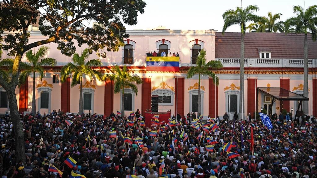 Venezuelan President Nicolas Maduro (C top) speaks