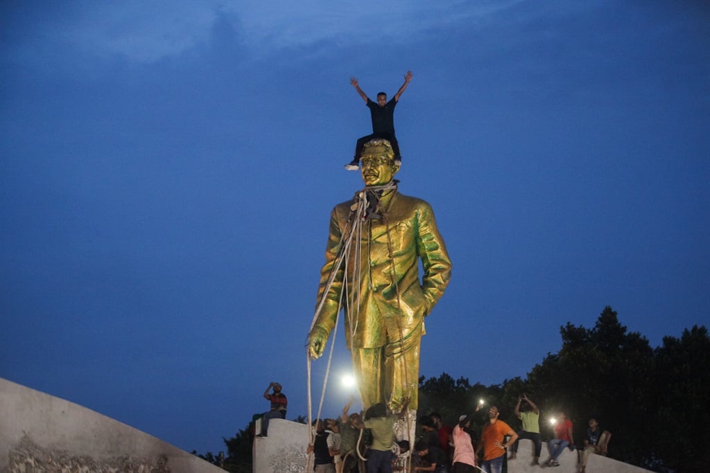 News24 | Statues smashed, 'mob rule' after Bangladesh government falls in bloody revolution