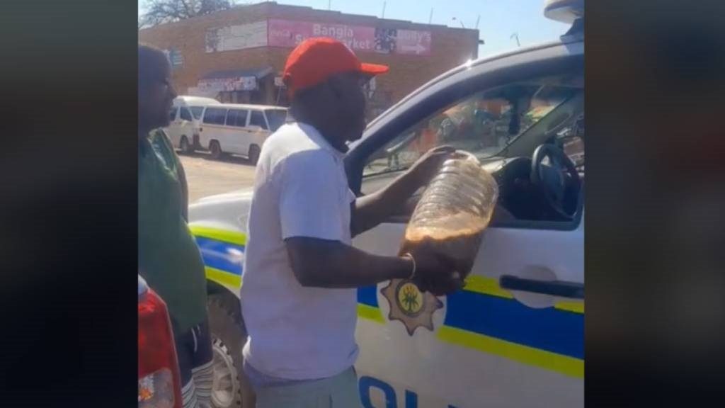 Siren call! Limpopo cops investigated for using police siren to boost private business | News24