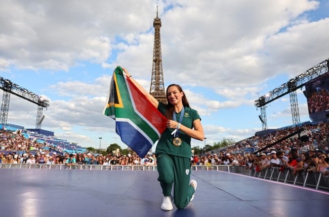 Women's 100m breaststroke gold medallist Tatjana Smith of South Africa poses for a photo in front of the Eiffel Tower in Paris. (Michael Reaves/Getty Images)