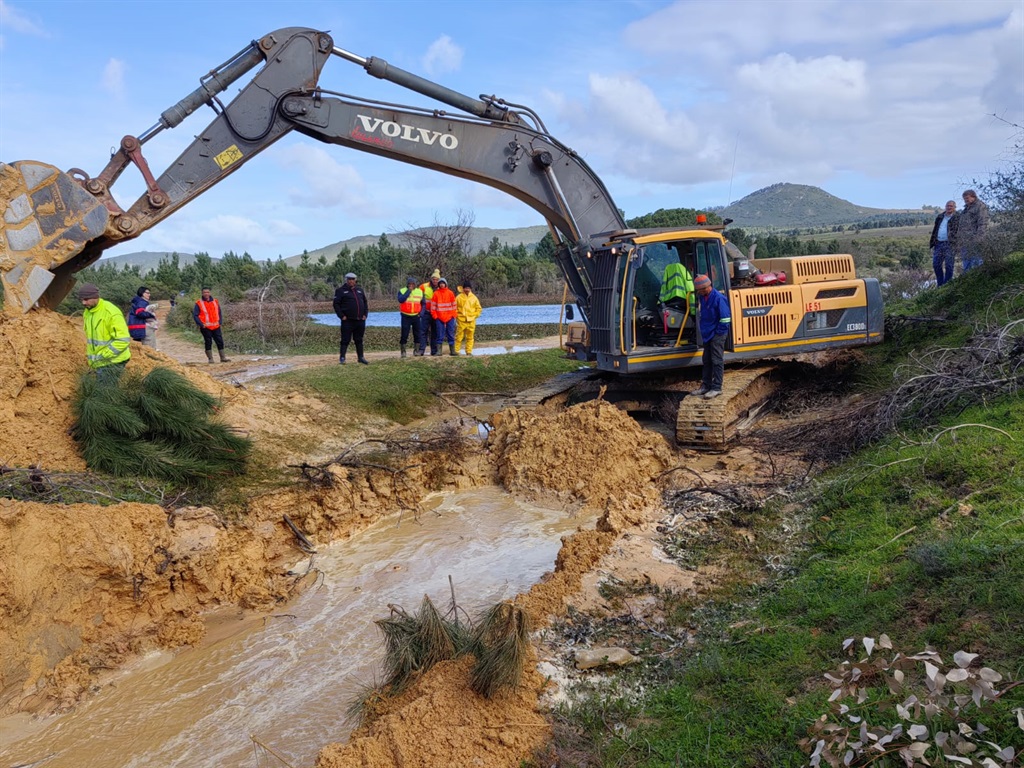 Hundreds of families have been displaced after two dams collapsed in Swartland in the Western Cape. (Supplied/West Coast Disaster Management)