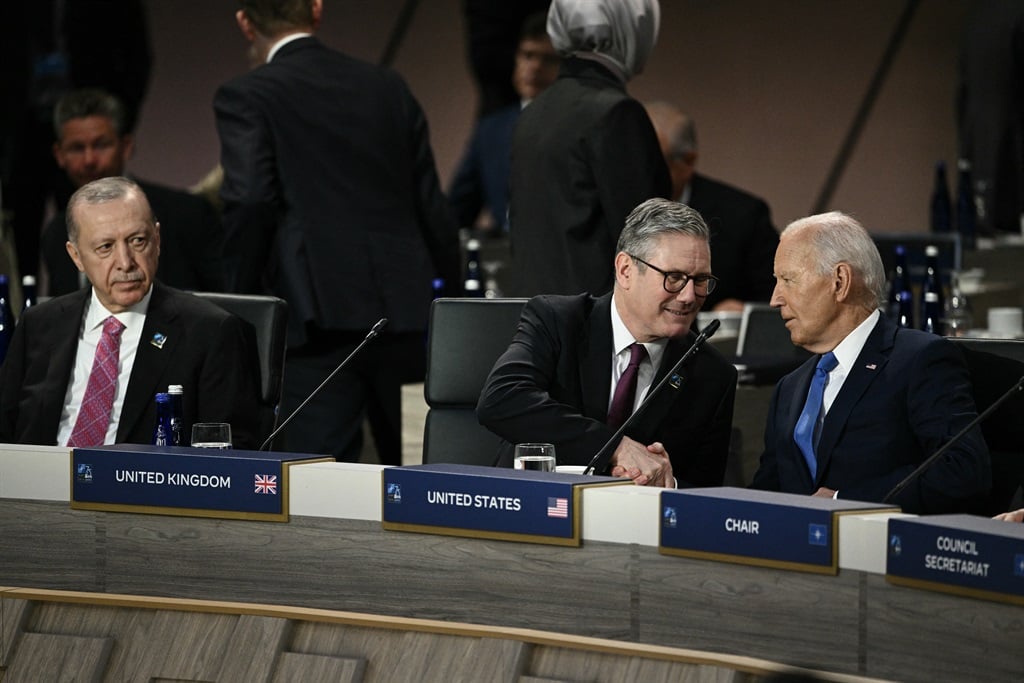 US President Joe Biden speaks with UK Prime Minister Keir Starmer as Turkish President Recep Tayyip Erdogan looks on during a NATO Summit in July 2024. (Brendan SMIALOWSKI / AFP)