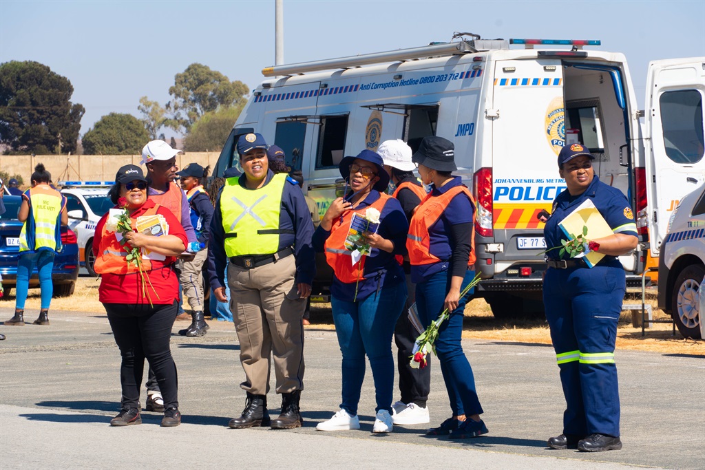 To close off Women's Month, the Johannesburg Metropolitan Police Department (JMPD) and Emergency Medical Services (EMS) celebrated by handing out roses to female drivers during a roadblock. 