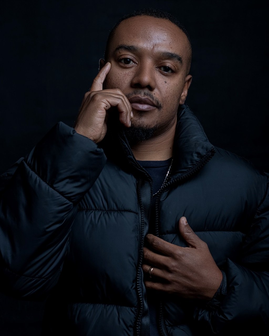 Popular producer and DJ Miza says Mzansi artists must work as a team. 