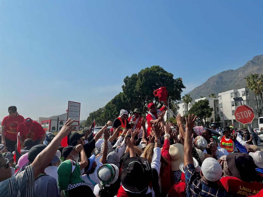 March organisers hand out free T-shirts to Palesti